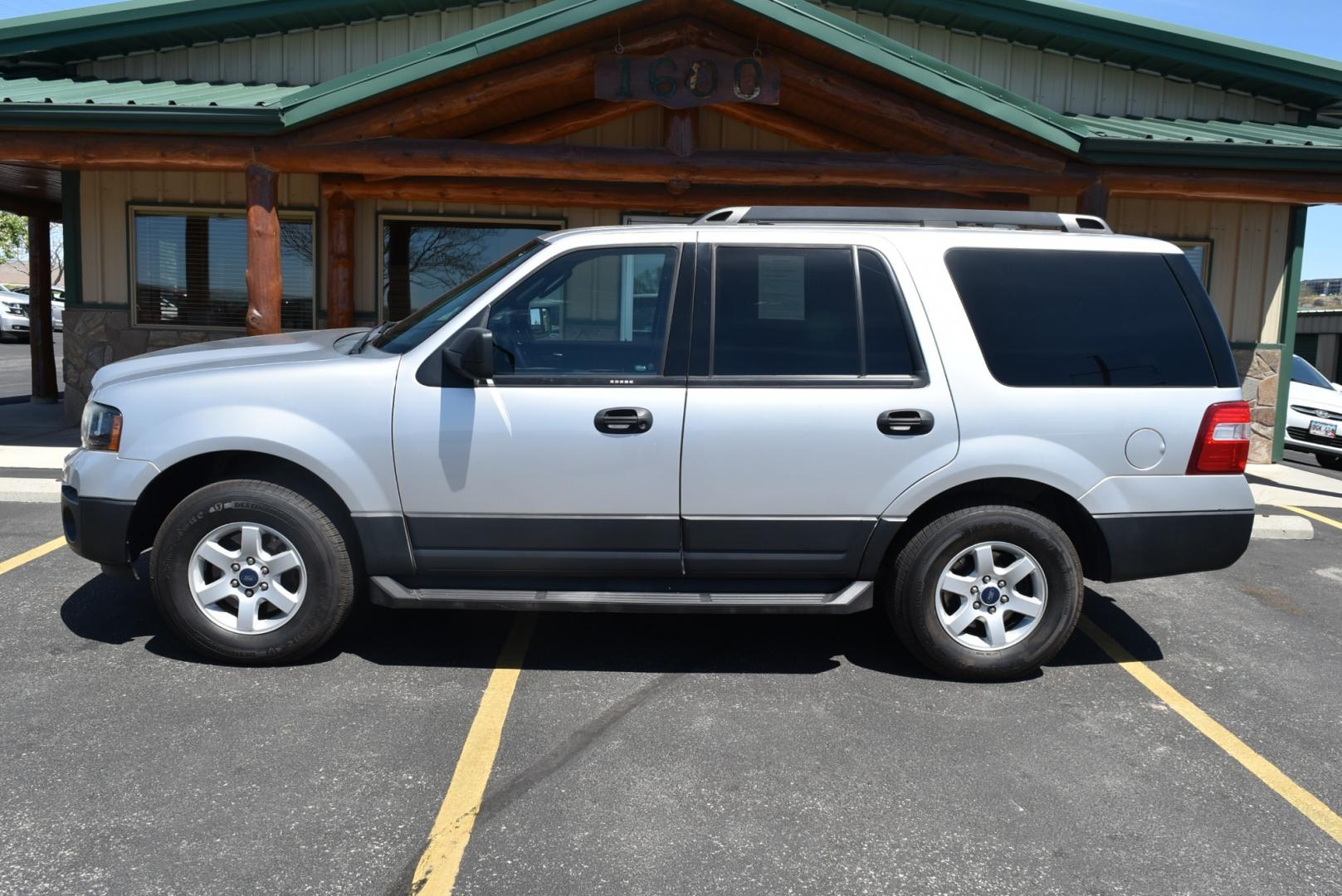 2016 Silver /Black Ford Expedition XL (1FMJU1GT0GE) with an 3.5L Twin Turbo V6 engine, 6-Speed Automatic w/ OD transmission, located at 1600 E Hwy 44, Rapid City, SD, 57703, (605) 716-7878, 44.070232, -103.171410 - Photo#3